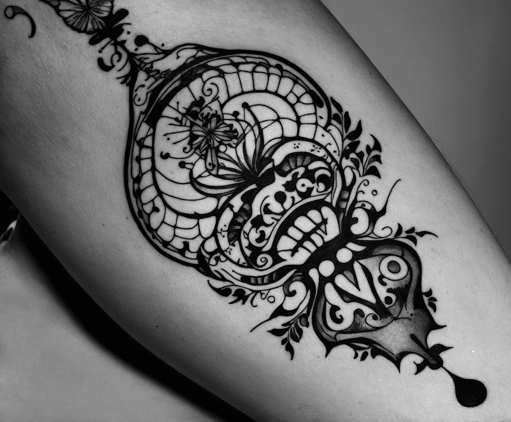 Tatuaje realista en blanco y negro